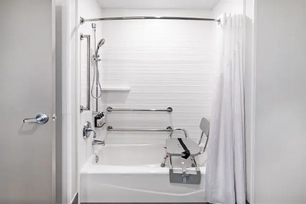 Standard Oda, 1 En Büyük (King) Boy Yatak, Engellilere Uygun (Mobility, Accessible Tub)