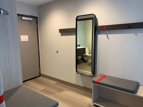 Standard Oda, 2 Büyük (Queen) Boy Yatak, Engellilere Uygun (Communication Accessible)