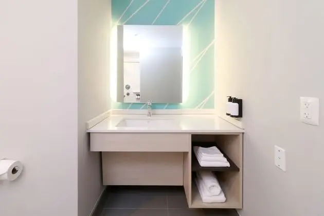 Standard Oda, 1 En Büyük (King) Boy Yatak, Engellilere Uygun (Mobility Accessible)