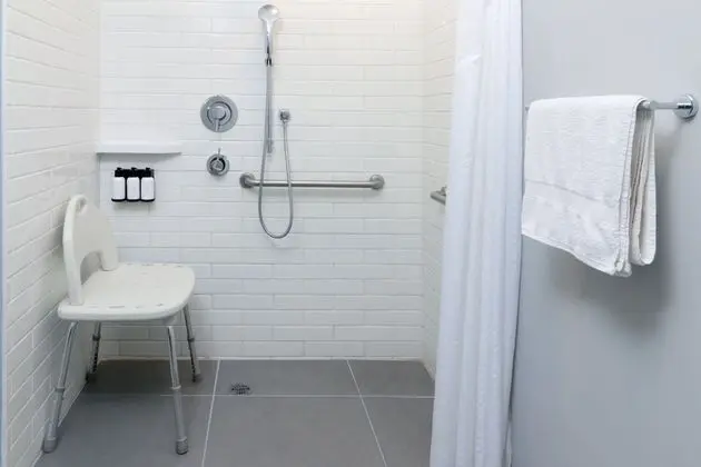 Standard Oda, 1 En Büyük (King) Boy Yatak, Engellilere Uygun (Mobility Accessible)