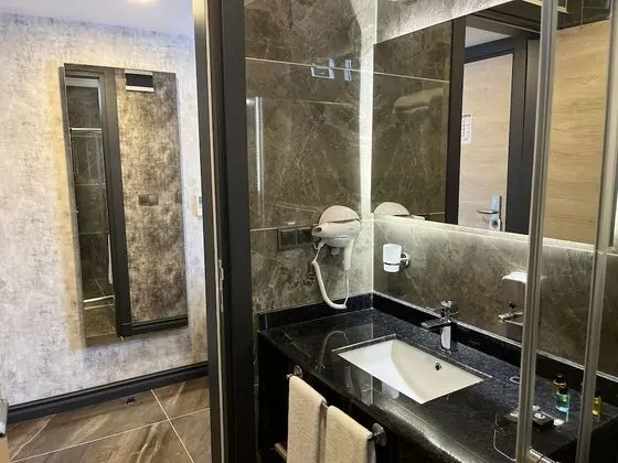 City Tek Büyük Yataklı Oda