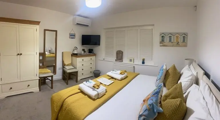 Tek Büyük veya İki Ayrı Yataklı Oda (Yellow Room)