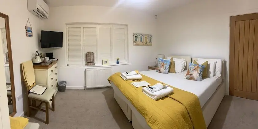 Tek Büyük veya İki Ayrı Yataklı Oda (Yellow Room)