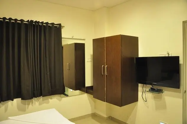 Deluxe Tek Büyük Yataklı Oda, 1 Yatak Odası, Engellilere Uygun, Sigara İçilebilir