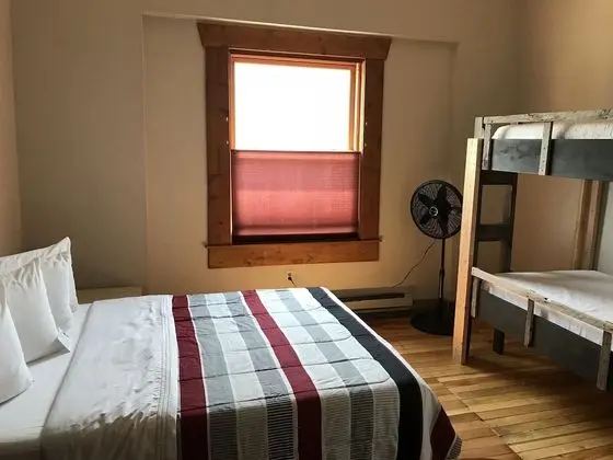 Ortak Ranzalı Oda, Ortak Banyo