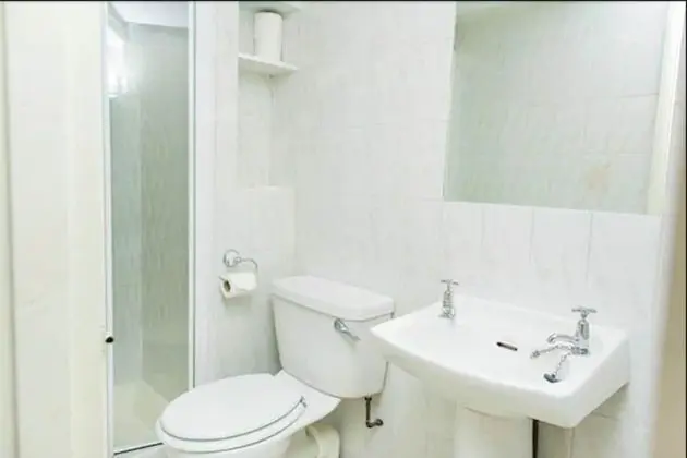 Economy Büyük Yataklı Tek Kişilik Oda, Ortak Banyo (Private bathroom outside room )