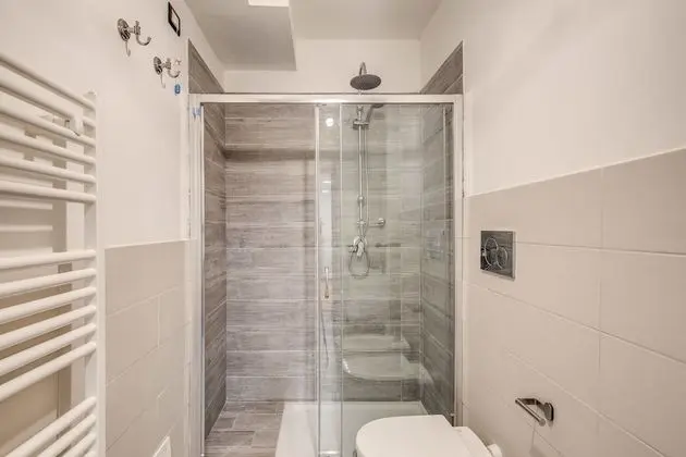 Tek Büyük Yataklı Oda, Ortak Banyo