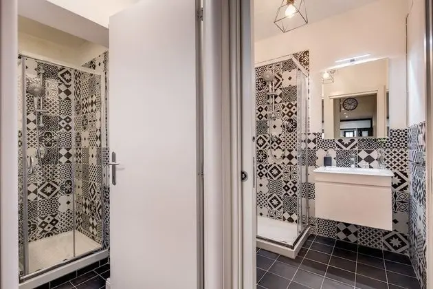 Tek Büyük Yataklı Oda (Private External Bathroom)