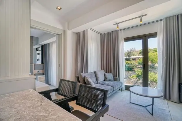 Suite, Kara ve Havuz Manzaralı, 1. Kat