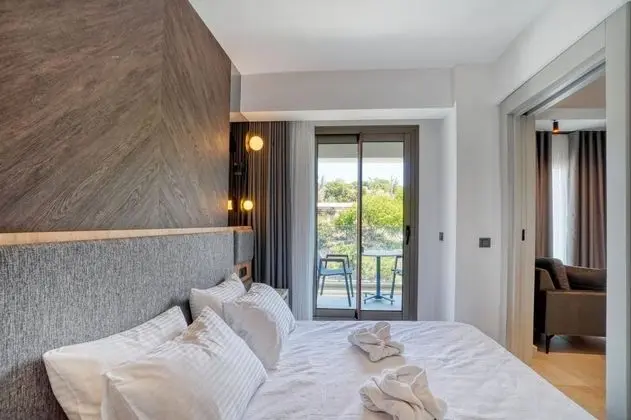 Suite, Kara ve Havuz Manzaralı, 1. Kat