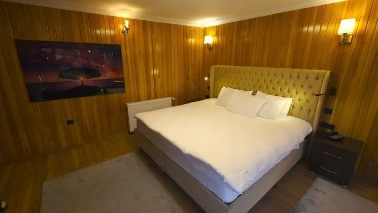 Corner Suite with Jacuzzi and Fireplace