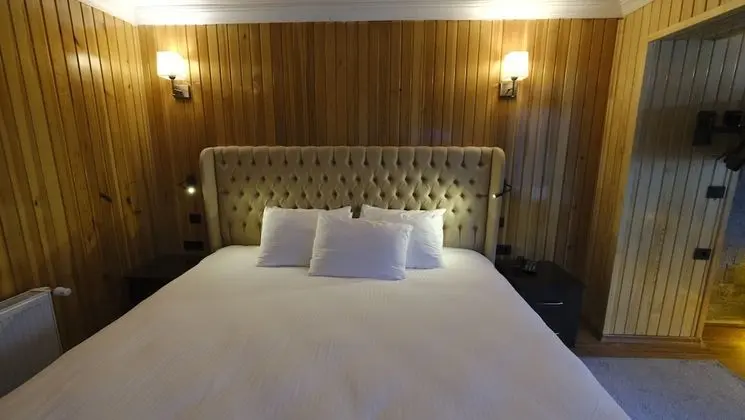 Corner Suite with Jacuzzi and Fireplace