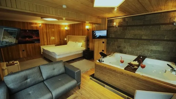Corner Suite with Jacuzzi and Fireplace
