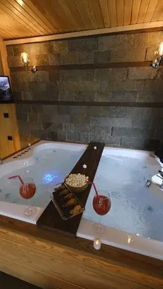 Corner Suite with Jacuzzi and Fireplace