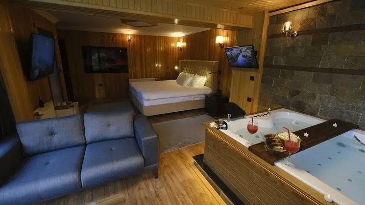 Corner Suite with Jacuzzi and Fireplace