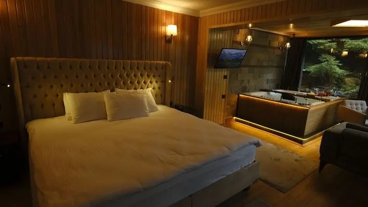 Corner Suite with Jacuzzi and Fireplace