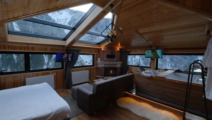 Junior Suite, Fireplace, Waterfall View, Jakuzi