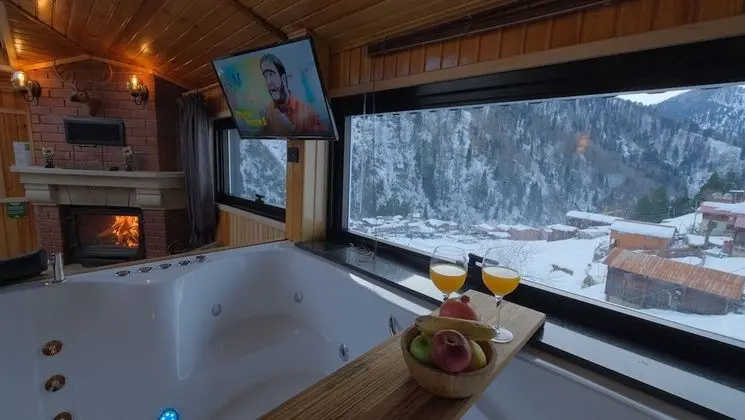 Junior Suite, Fireplace, Waterfall View, Jakuzi