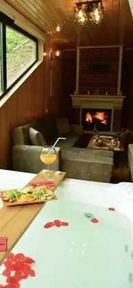 Queen Suite, Fireplace, Waterfall View, Jakuzi