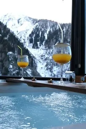 Queen Suite, Fireplace, Waterfall View, Jakuzi