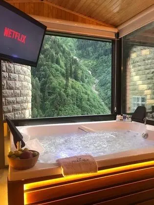 Royal Suite, Fireplace, Waterfall View, Jakuzi