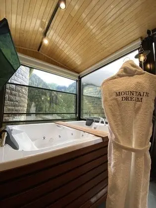 Royal Suite, Fireplace, Waterfall View, Jakuzi