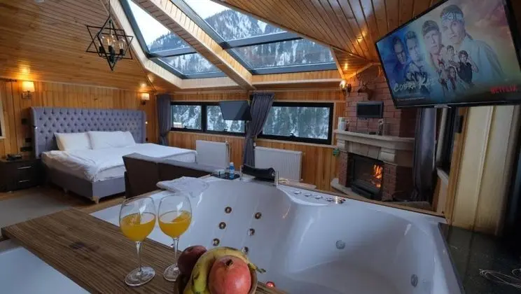 Junior Suite, Şelale Manzaralı, Şömineli ve Jakuzili