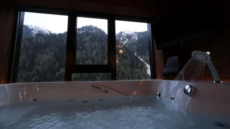 Presidential Suite, Şelale Manzaralı, Şömineli ve Jakuzili