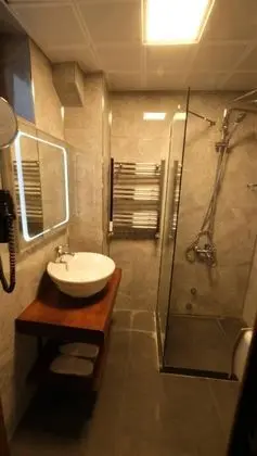 Presidential Suite, Şelale Manzaralı, Şömineli ve Jakuzili