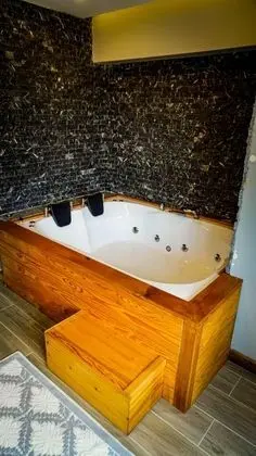 Deluxe Suit, Doğa Manzaralı, Şömineli ve Jakuzili