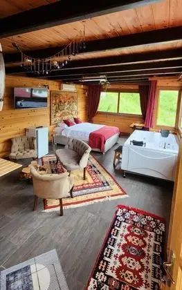 Jakuzili Şömineli Bungalow, Şelale Manzaralı, Şömineli ve Jakuzili