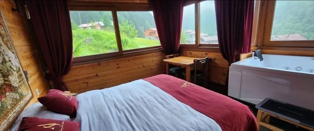 Jakuzili Şömineli Bungalow, Şelale Manzaralı, Şömineli ve Jakuzili