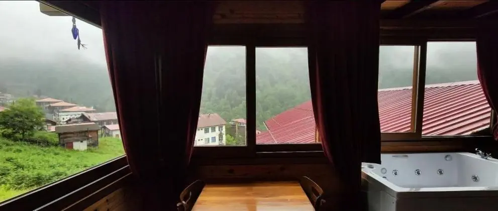 Jakuzili Şömineli Bungalow, Şelale Manzaralı, Şömineli ve Jakuzili