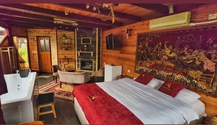 Jakuzili Şömineli Bungalow, Şelale Manzaralı, Şömineli ve Jakuzili