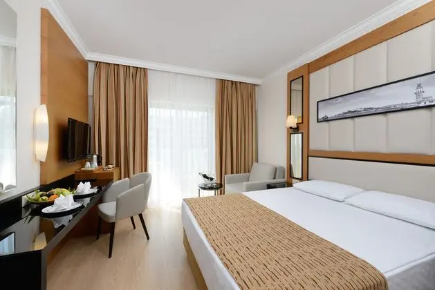 https://images.etstur.com/imgproxy/resize/2560x1440/files/images/hotelImages/etsrooms/516684/Aydinbey_Famous_Resort_20241125123229_0.jpg