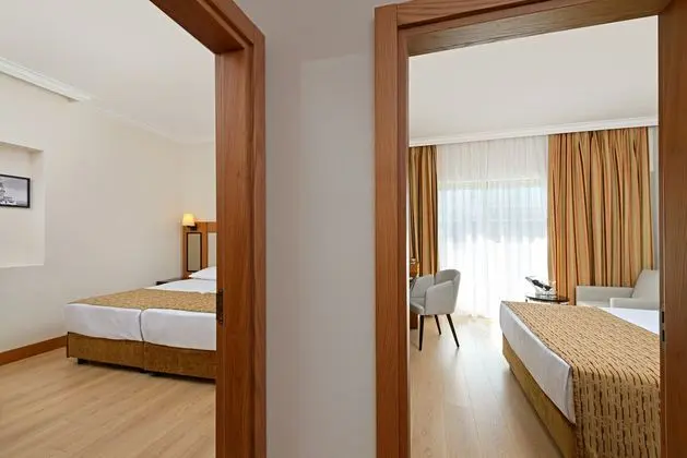 https://images.etstur.com/imgproxy/resize/2560x1440/files/images/hotelImages/etsrooms/516684/Aydinbey_Famous_Resort_20241125123229_1.jpg