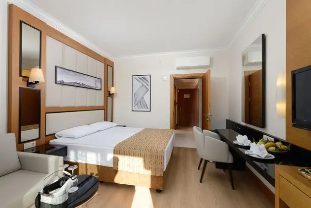 https://images.etstur.com/imgproxy/resize/2560x1440/files/images/hotelImages/etsrooms/516684/Aydinbey_Famous_Resort_20241125123229_2.jpg