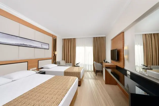 https://images.etstur.com/imgproxy/resize/2560x1440/files/images/hotelImages/etsrooms/516684/Aydinbey_Famous_Resort_20241125123229_4.jpg