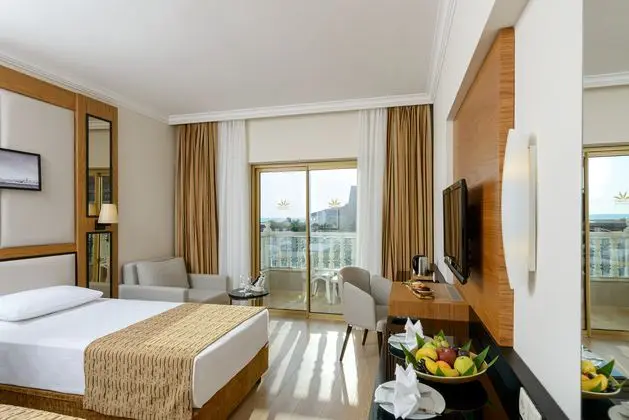 https://images.etstur.com/imgproxy/resize/2560x1440/files/images/hotelImages/etsrooms/516684/Aydinbey_Famous_Resort_20241125123229_5.jpg