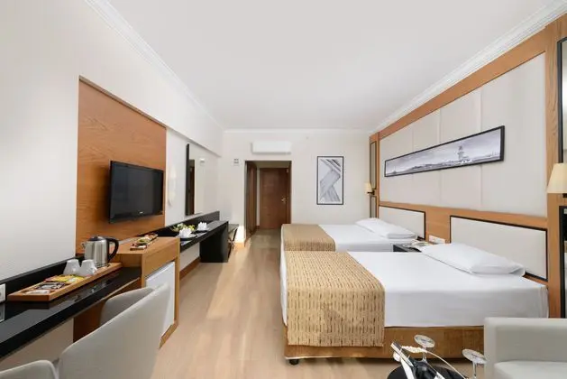 https://images.etstur.com/imgproxy/resize/2560x1440/files/images/hotelImages/etsrooms/516684/Aydinbey_Famous_Resort_20241125123229_6.jpg