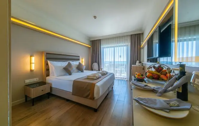 https://images.etstur.com/imgproxy/resize/2560x1440/files/images/hotelImages/etsrooms/507731/Aydinbey_King_s_Palace___Spa_20250327120018_1.jpg