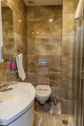 Small Room, Şehir Manzaralı