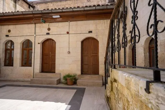 Standart Üç Kişilik Oda,Avlu Manzaralı,Aileye Özel