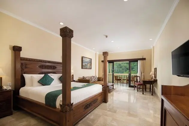 Premier Oda, 1 En Büyük (King) Boy Yatak (Pool or Valley View)