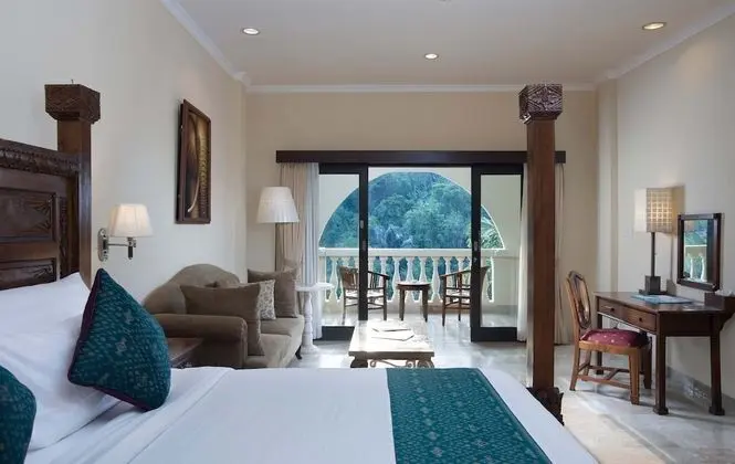 Premier Oda (Pool or Valley View)