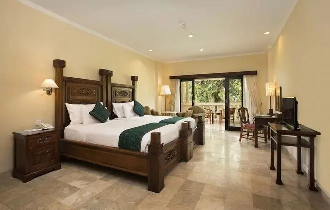 Premier Oda (Pool or Valley View)