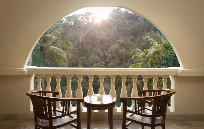Premier Oda (Pool or Valley View)