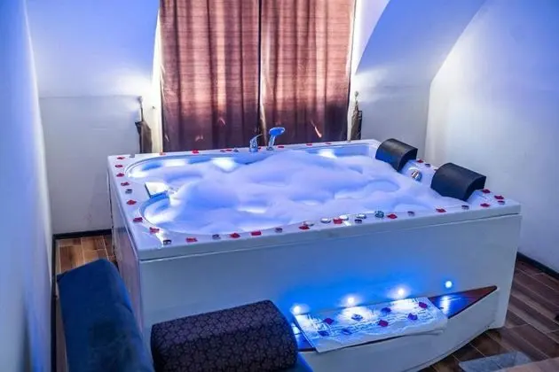 Jakuzili Junior Suite, Şehir Manzaralı, Jakuzili ve Balkonlu