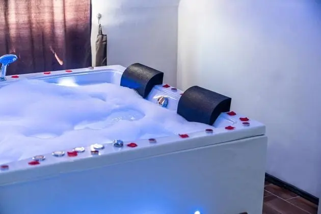 Jakuzili Junior Suite, Şehir Manzaralı, Jakuzili ve Balkonlu