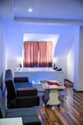 Jakuzili Junior Suite, Şehir Manzaralı, Jakuzili ve Balkonlu